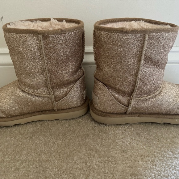 Little Girls Gold Glitter Shearling lined UGG boots. Size 3 - Picture 2 of 7